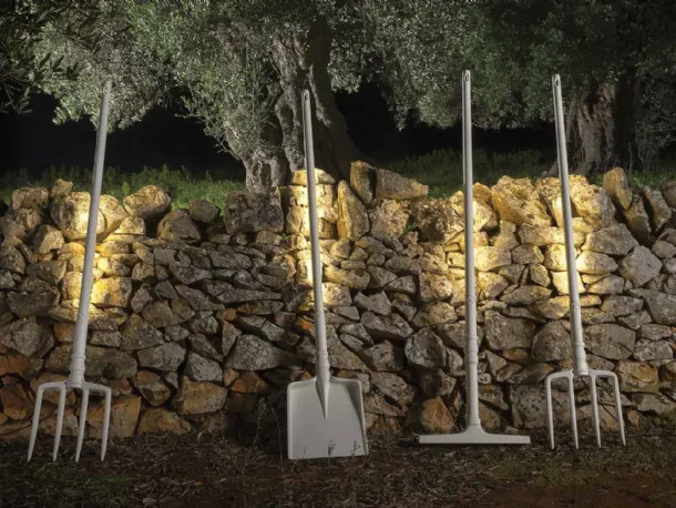 Lampade da terra per esterno in tecnopolimero dalla forma che ricorda strumenti da lavoro per giardino Tobia di Karman