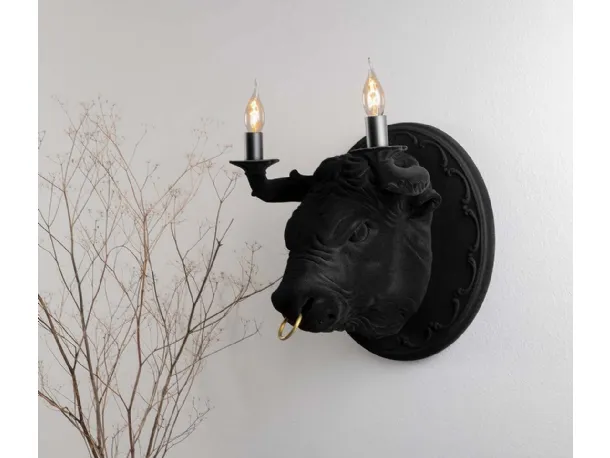 Lampada da parete Corrado in ceramica ispirata ad un toro di Karman