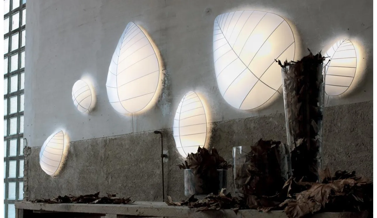 Lampada da parete a forma di foglia con struttura in ferro e diffusore in lycra bianco Eden di Karman