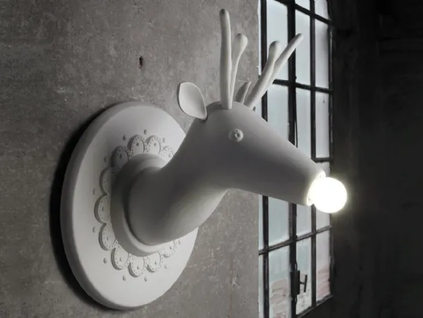 Lampada da parete in ceramica a forma di cervo Marnìn di Karman